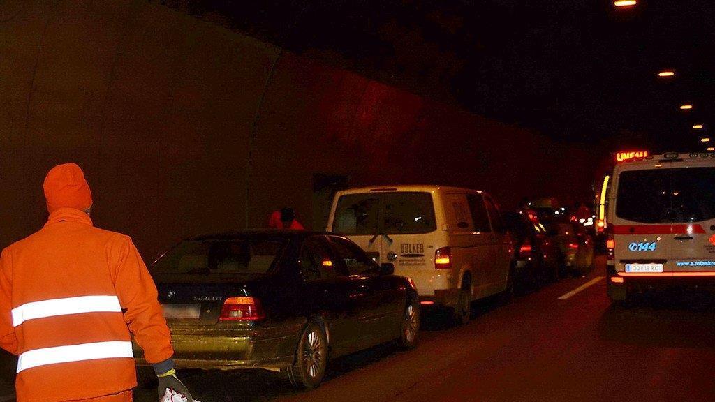Massenkarambolage im Hieflertunnel