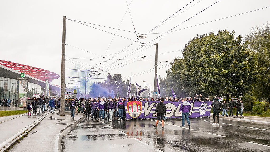 Die Fans von Austria Salzburg beim Fanmarsch vor dem Zweitliga-Spiel gegen den FC Liefering.