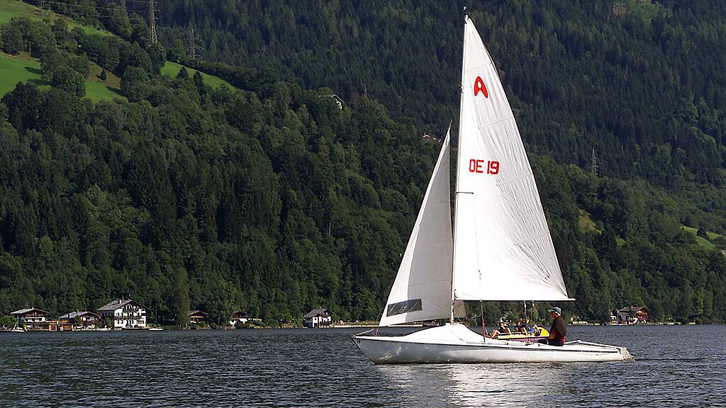 Segelboot auf einem See