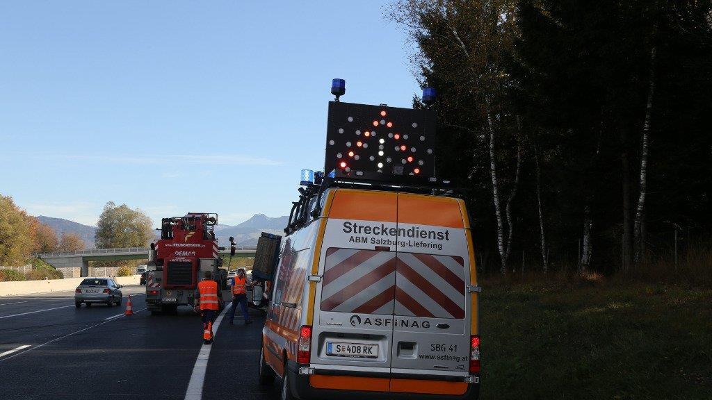 Sattelzug kracht gegen Böschung