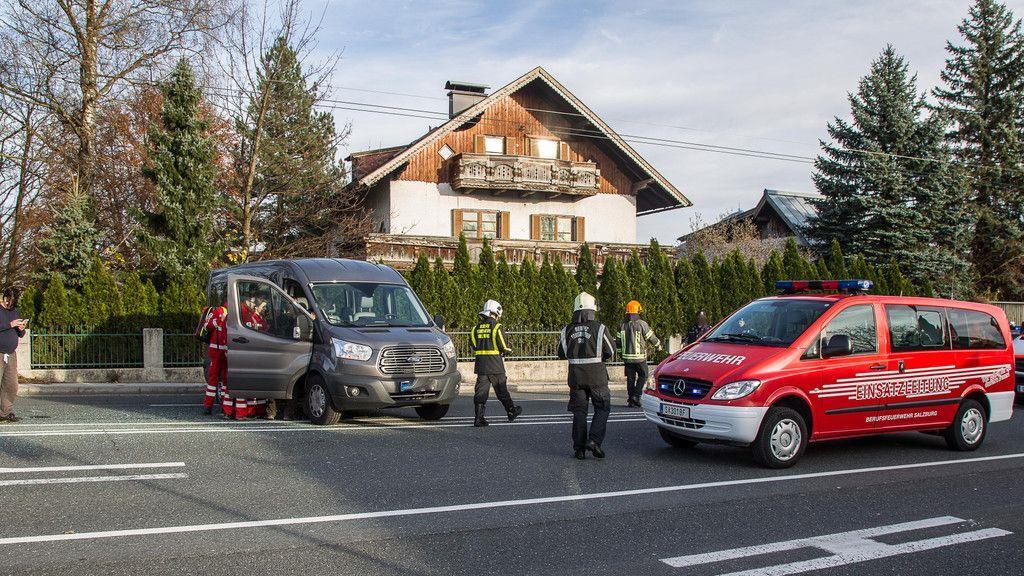 Lkw gegen Kleinbus auf der Münchner Bundesstraße