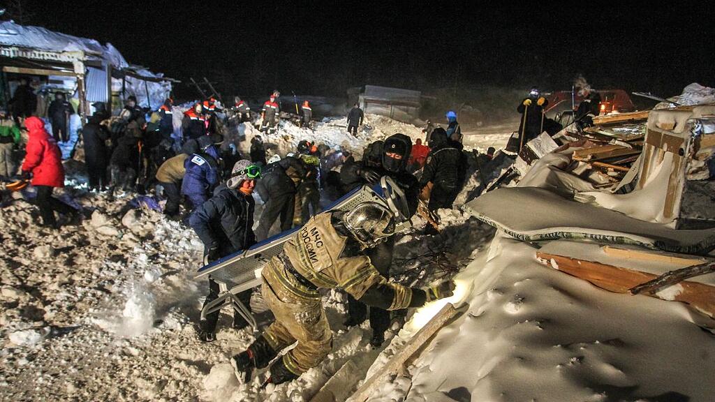 Lawine begr\u00e4bt H\u00e4user in Russland