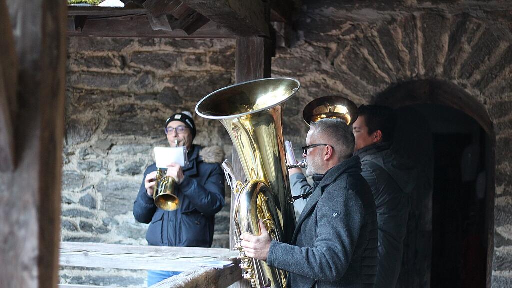 Winterzauber Burg Finstergr\u00fcn