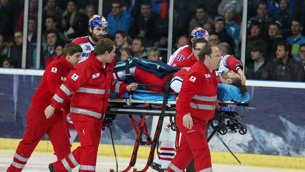 Thomas Raffl wurde von den Sanitätern vom Eis gebracht.