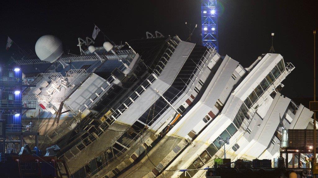 Wrack der Costa Concordia ist aufgerichtet