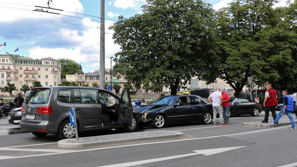 Hanusch-Platz: VW kracht gegen Taxi