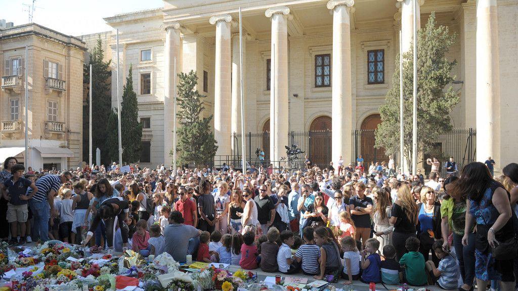 Mega-Demo nach Mord an Journalistin auf Malta