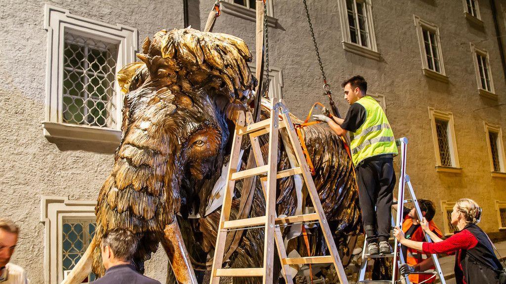 Mammut schwebt über Salzburg II