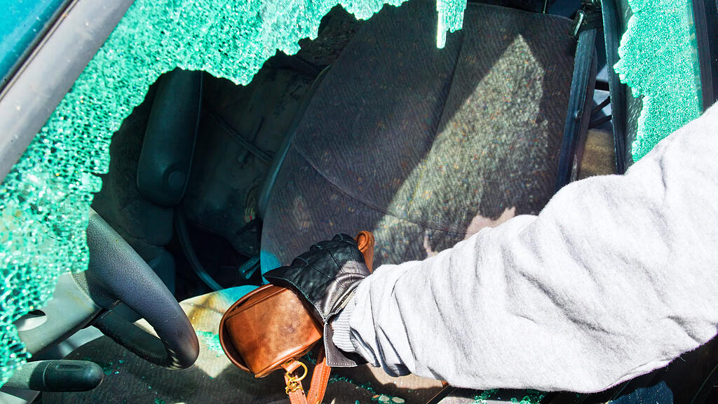 142688_Ein_Dieb_entwendet_eine_Handtasche_aus_Auto.jpg