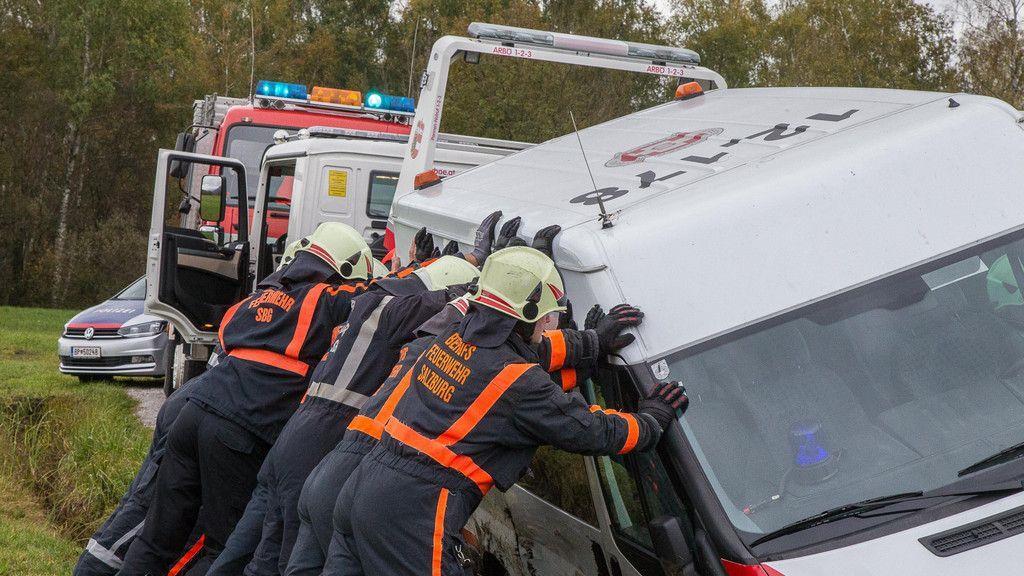 Sternhofweg: Transporter kippt in Graben