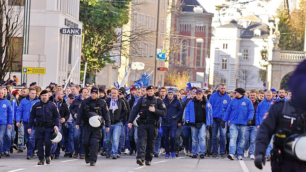 Der Fan-Marsch der Schalke-Anhänger sorgte für eine Sperre des Rudolfkais.