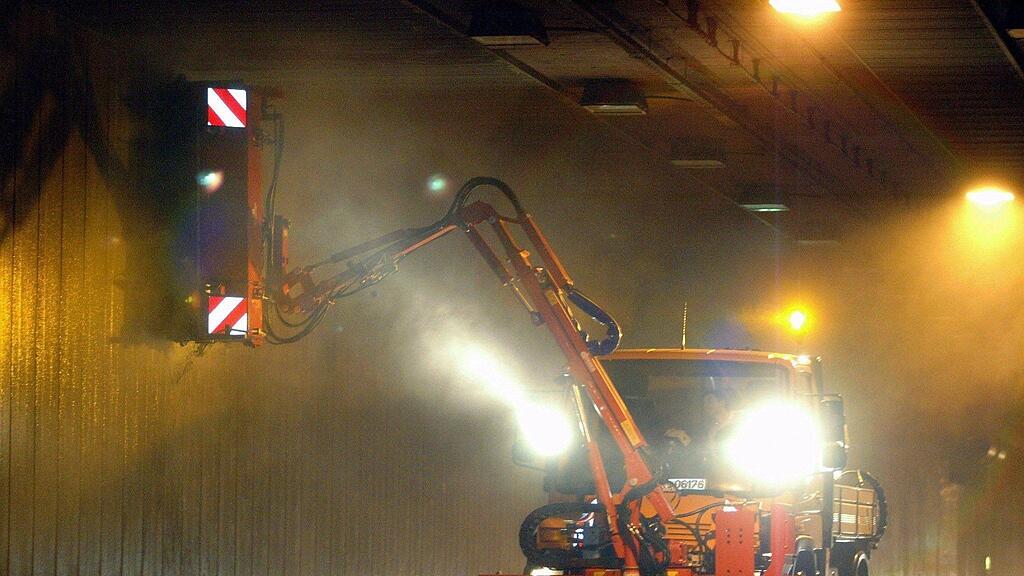 Die Tunnelkette bei Werfen wird gereinigt.