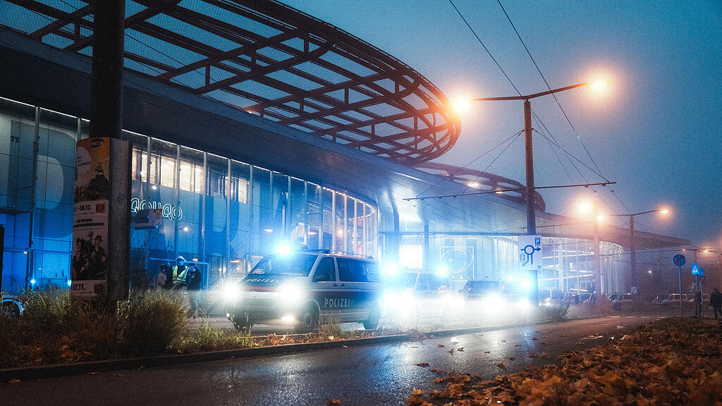 Fanmarsch von Go Ahead Eagles in Salzburg