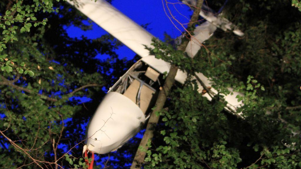 Das Segelflugzeug blieb in rund 15 Meter Höhe in den Bäumen hängen.