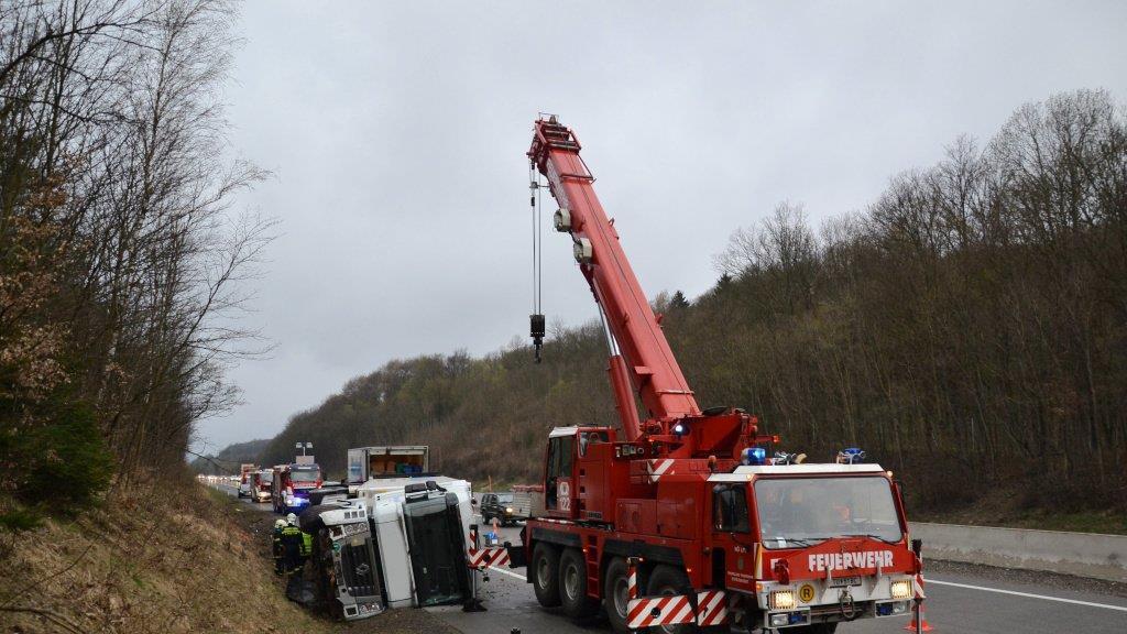 Lkw auf der A1 bei Pressbaum umgestürzt