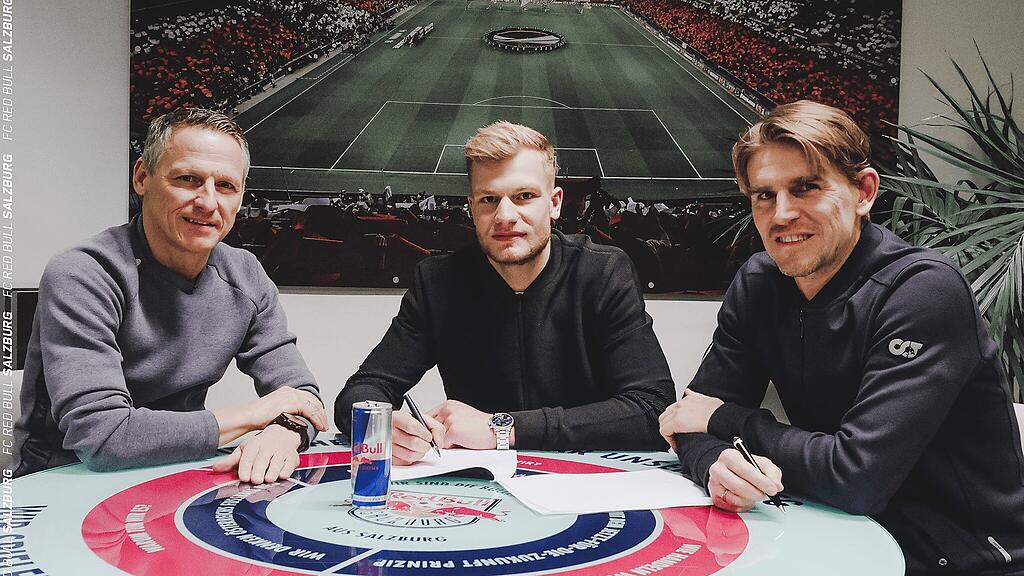 Nico Mantl bei der Unterschrift in Salzburg