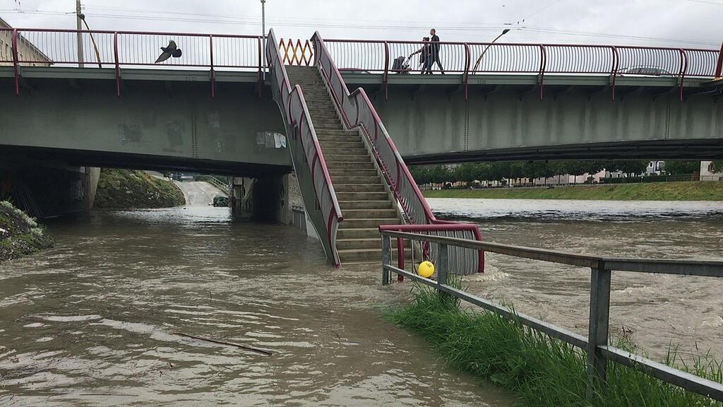 Mehrere Radwege sind in der Stadt Salzburg überflutet, wie auch an der Lehener Brücke.