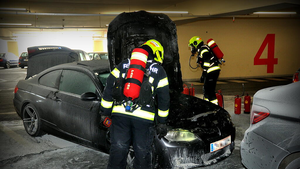 Auto in Linzer Parkhaus brennt