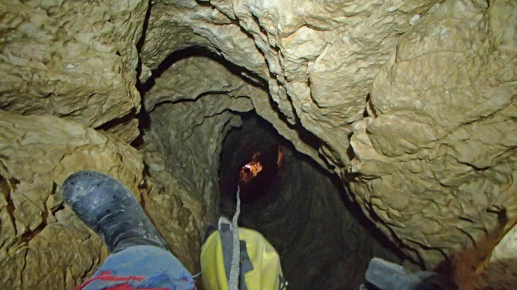 Höhlenretter säubern Riesending-Höhle