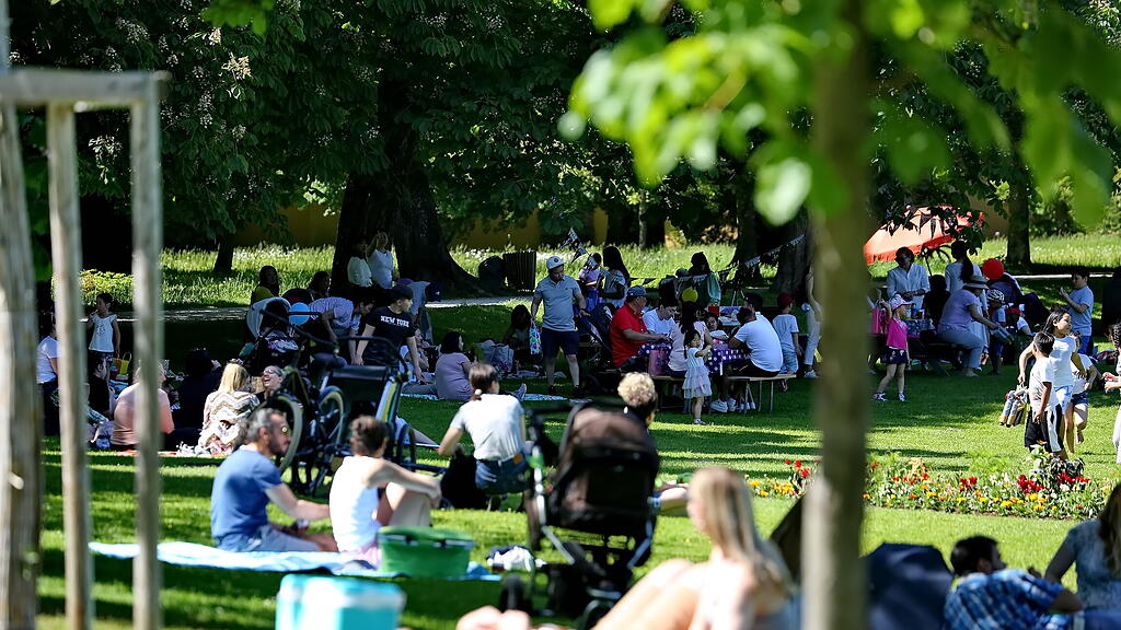 Sommerwetter: Salzburger stürmen Hellbrunn