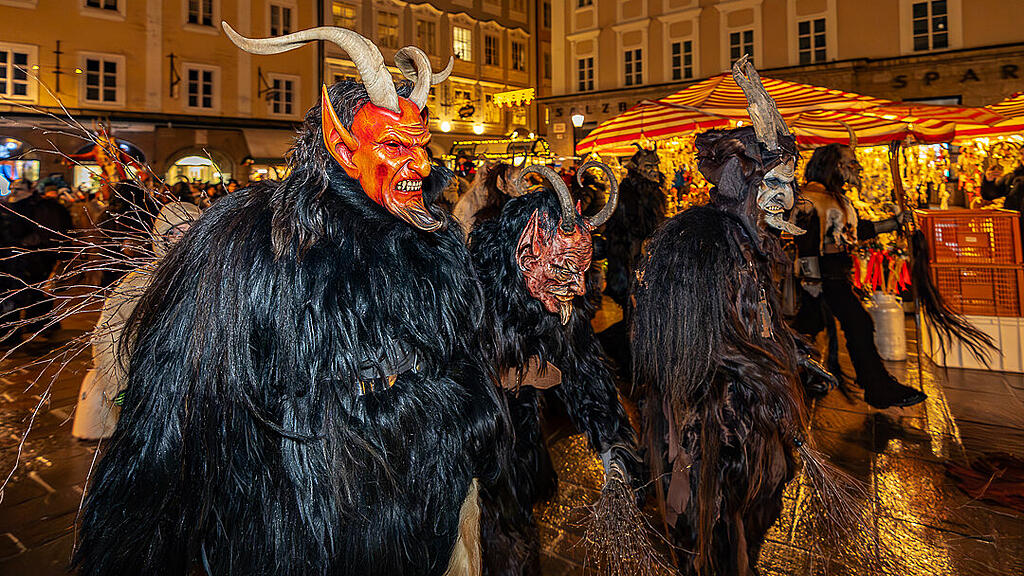 Lauf der Gr\u00f6diger Krampusse in der Altstadt