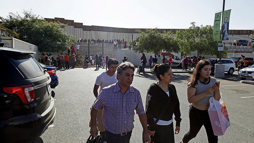 Migranten stürmen US-Grenze