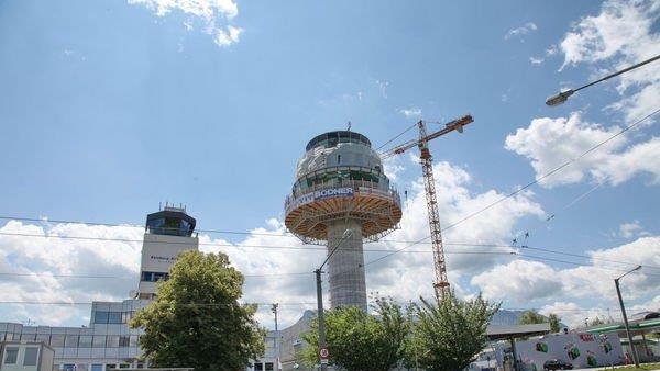 Tower wird verglast