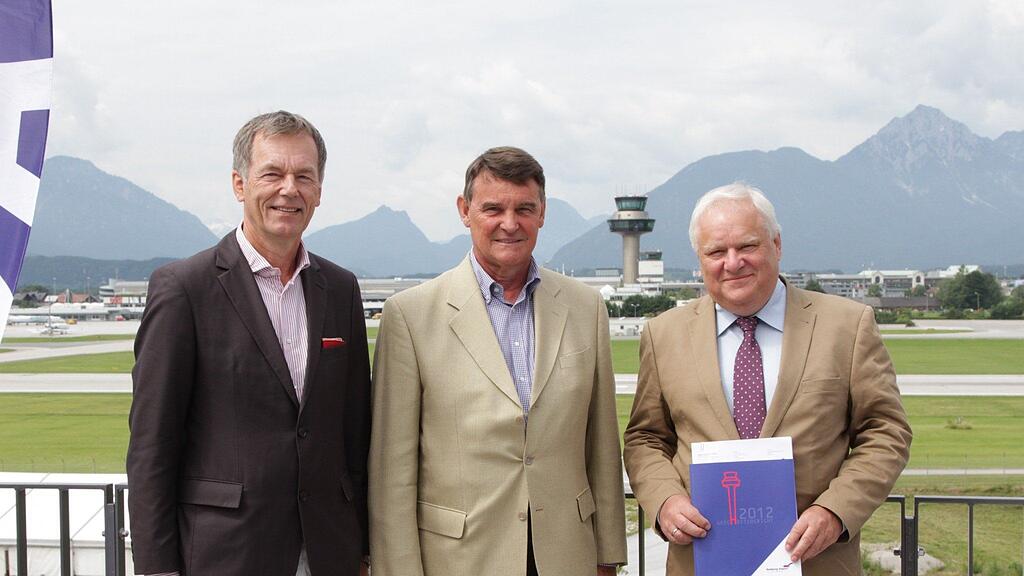 Die beiden Flughafengeschäftsführer Ing. Roland Hermann (links) und Mag. Karl Heinz Bohl (rechts) präsentierten gemeinsam mit dem Aufsichtsratsvorsitzenden Dr. Othmar Raus die Ergebnisse des Geschäftsjahres 2012 der Salzburger Flughafen GmbH.