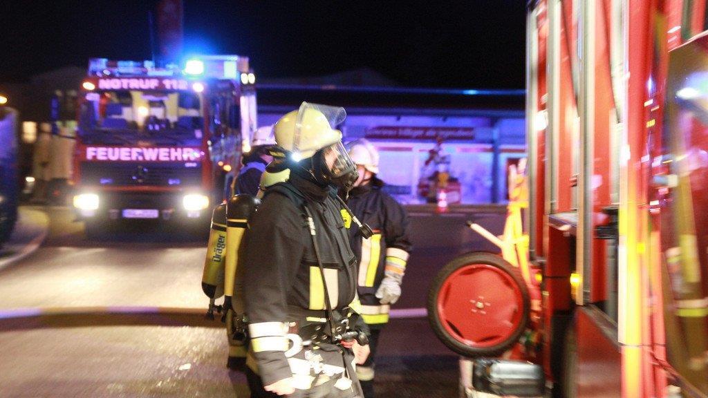 Feuerwehreinsatz in Autohaus, II