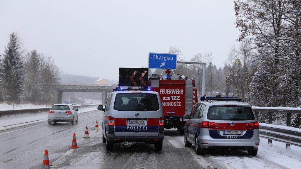 Lkw landet im Straßengraben