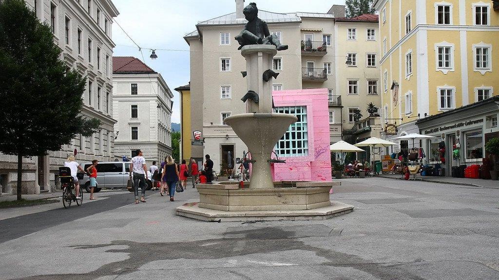 Brunnen nach Unfall beschädigt