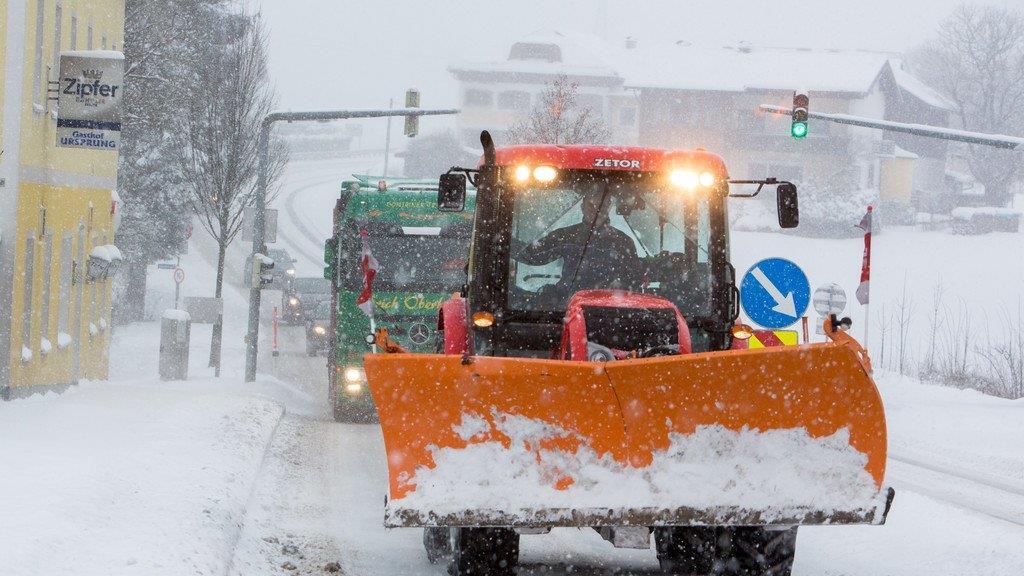 Schnee sorgt für Unfälle und Verkehrschaos: Räumfahrzeuge im Einsatz