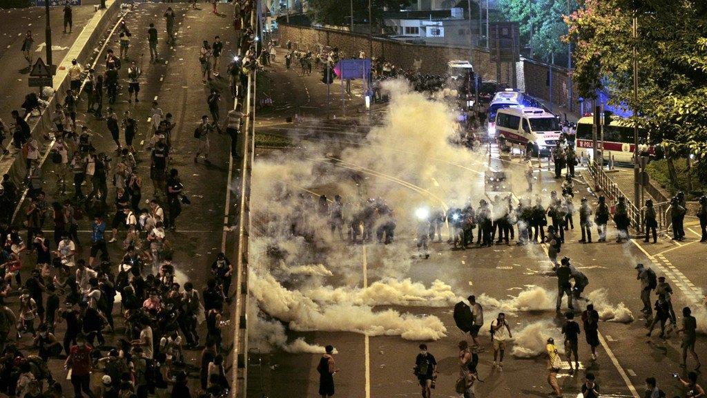 Demonstranten legen Hongkong lahm