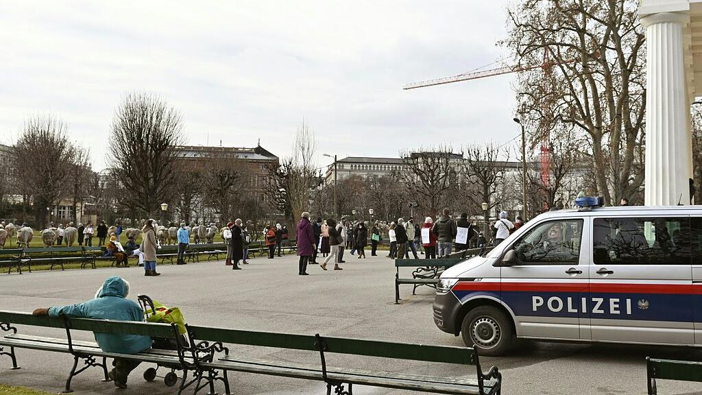 Verbotene Corona-Demo in Wien von Polizei begleitet