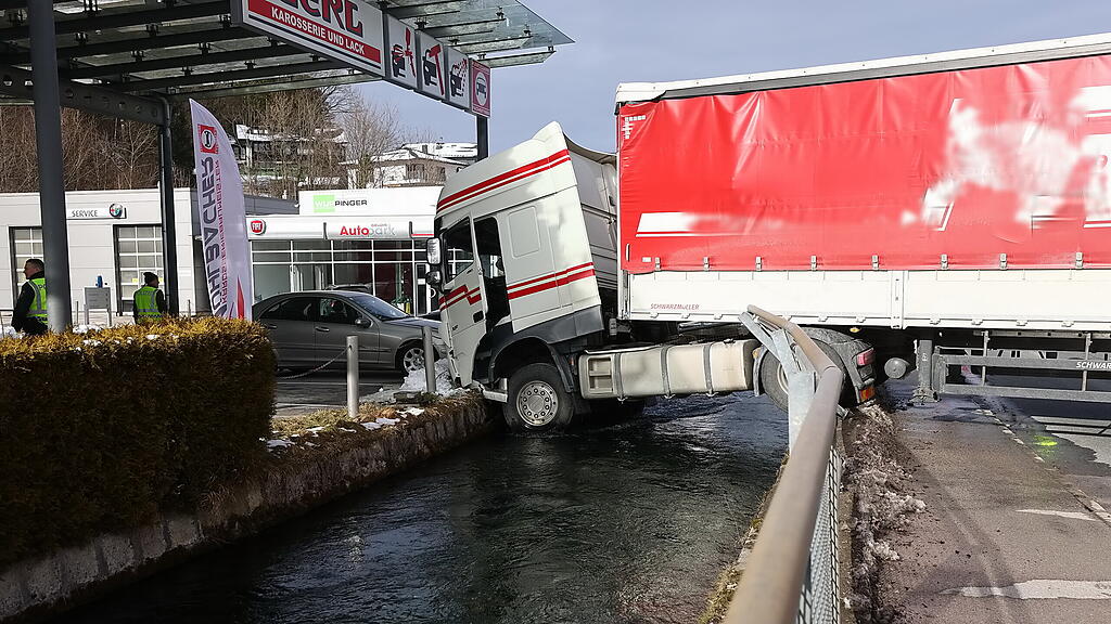 Lkw-Unfall beim Almkanal in Grödig