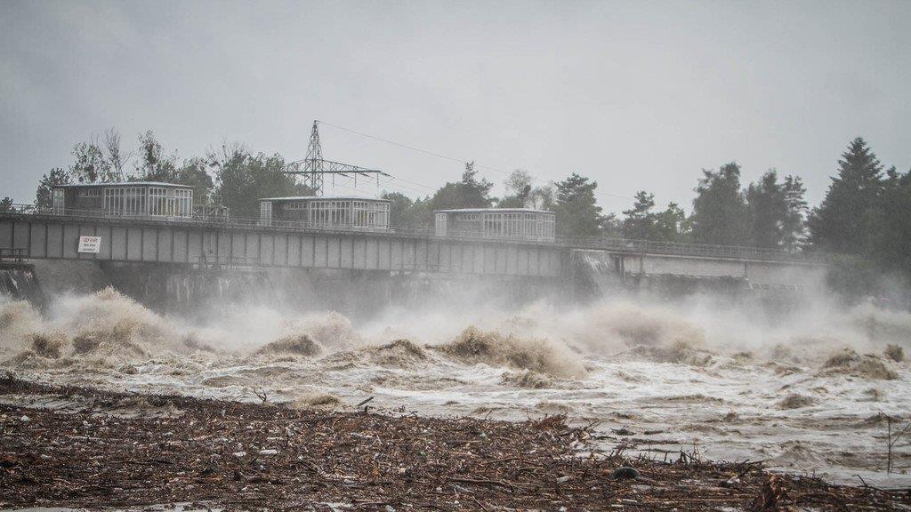 Hochwasser: Abtransporte im Kraftwerk Braunau