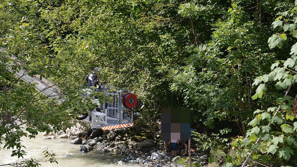 Familie von Ufer der Wagrainer Ache gerettet