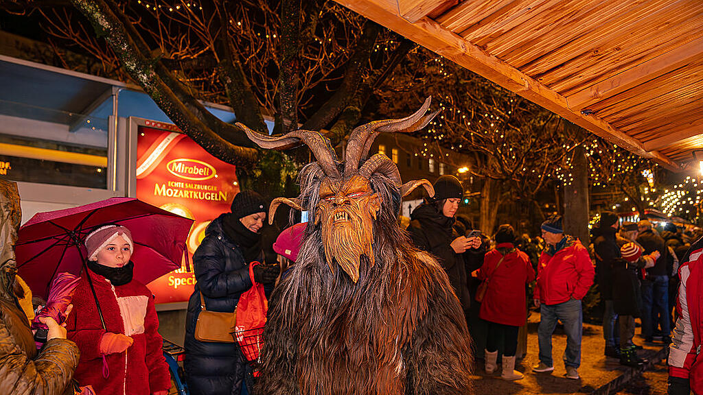 Alt Gnigler Krampusse beim Weihnachtsmarkt am Mirabellplatz