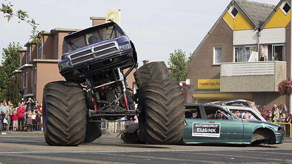 Monster-Truck raste ins Publikum