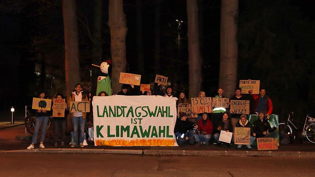 Klimaaktivisten demonstrieren vor der ORF Landeszentrale!