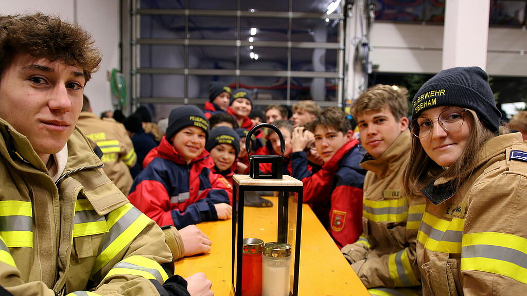 Feuerwehr Friedenslicht\u00fcbergabe im Bezirk Flachgau