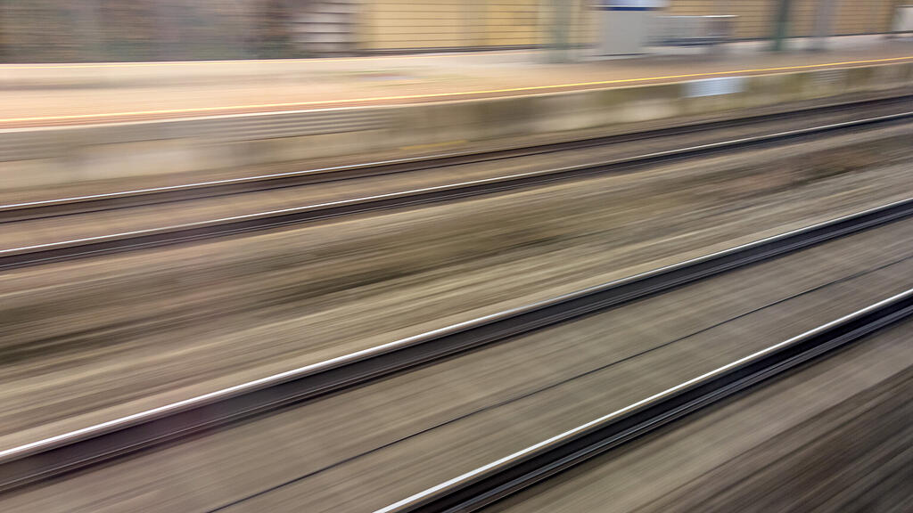 168010_Schienen_von_Eisenbahn._Zugfahrt.jpg