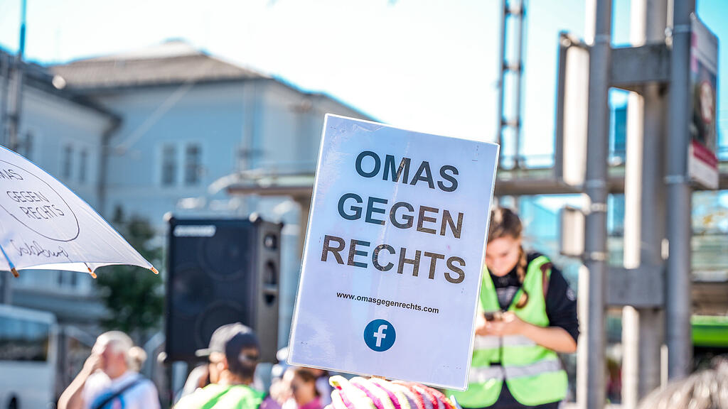 Demo "Zusammenhalten statt spalten" in der Stadt Salzburg
