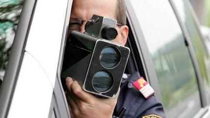 Im Ortsgebiet ist ein Tempo von 50 km/h erlaubt - Der Raser war mit 116 km/h unterwegs.