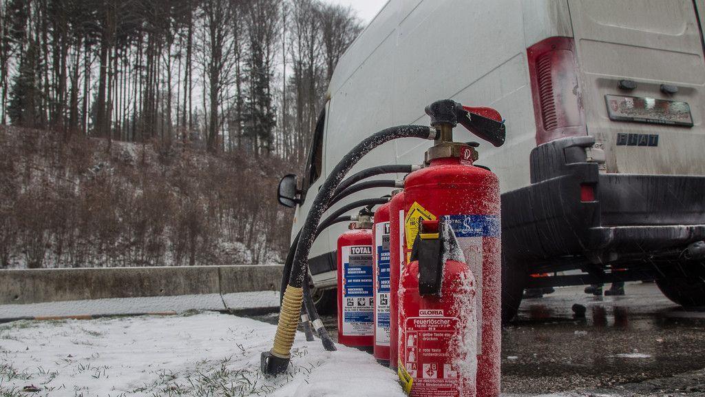 A1: Kleintransporter brennt auf Raststation Söllheim