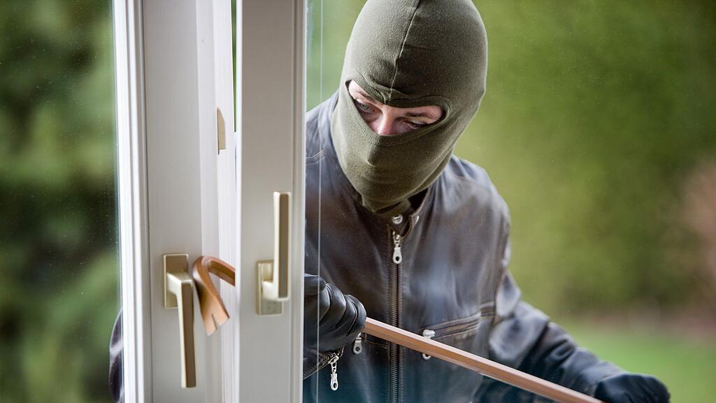 Beim zweiten Einbruch drangen die Täter durch ein aufgebrochenes Fenster in ein Lokal ein.