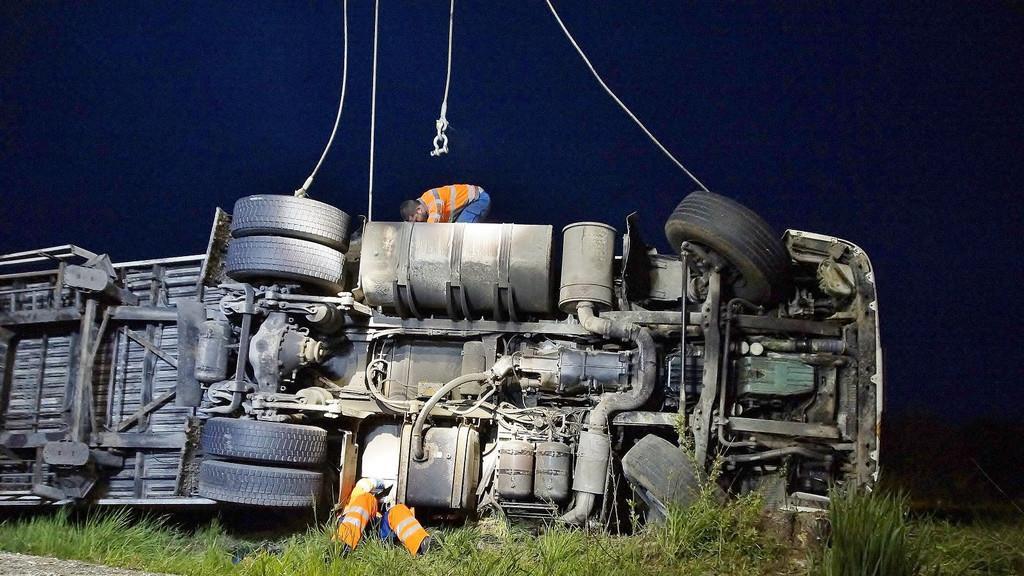 Lkw kippt auf A1 um