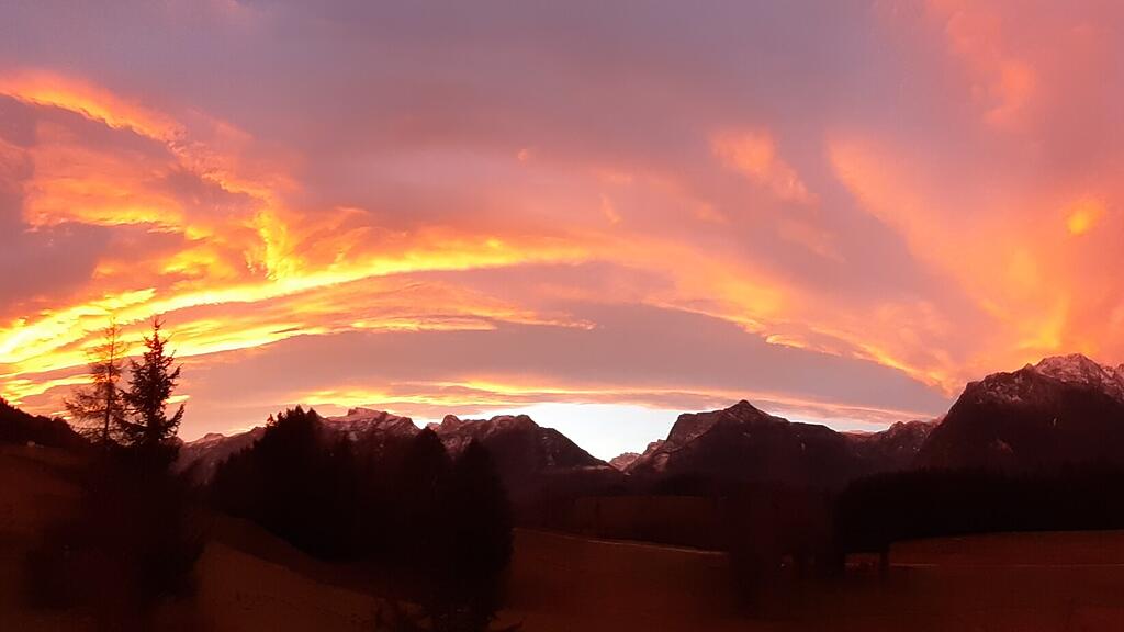 Wundersch\u00f6ner Sonnenaufgang \u00fcber Salzburg III