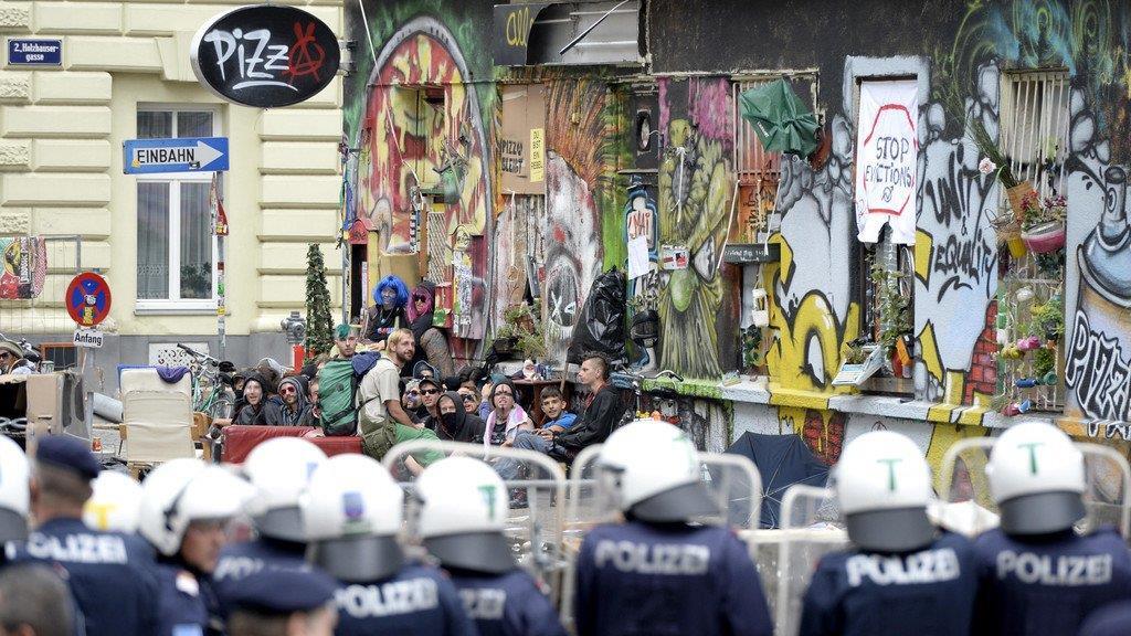 Räumung in der Mühlfeldgasse: Polizeieinsatz