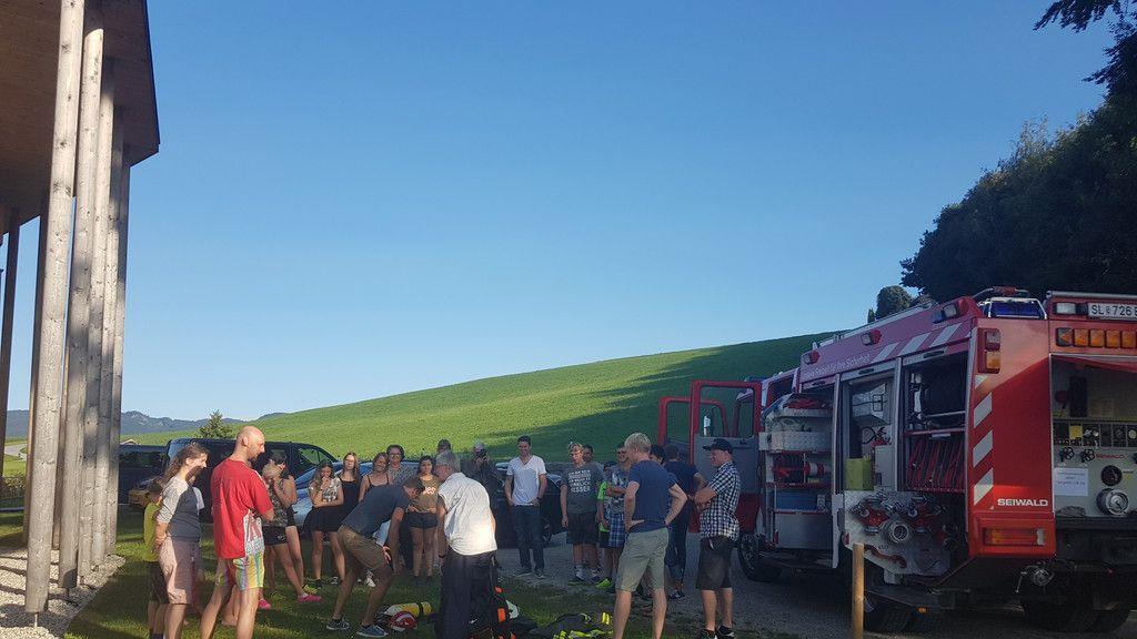 Laufende Feuerwehrmänner besuchen schwer kranke Kinder